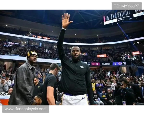 考辛斯与詹姆斯激烈对抗背后的故事与篮球场上的恩怨情仇